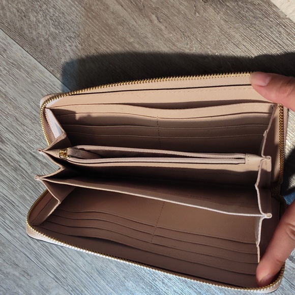 Michael Kors Zip wallet - Picture 4 of 7